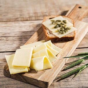 картинка Сыр полутвёрдый 55% "Монтазио молодой" от интернет-магазина BIEN Organic